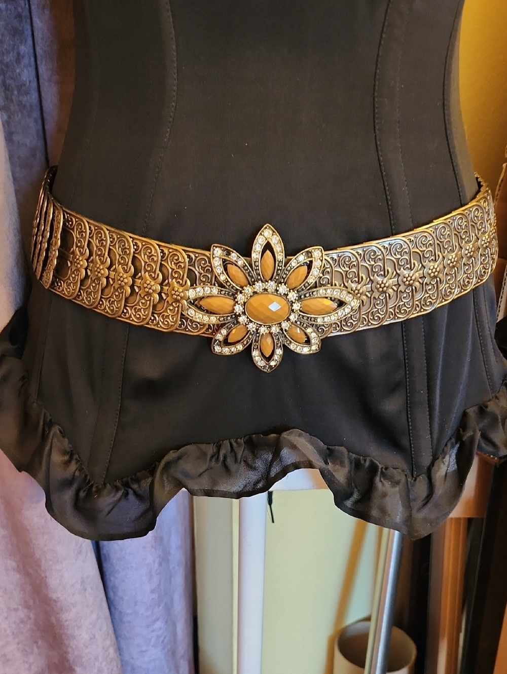 Dragonscale elastic belt with statement buckle!